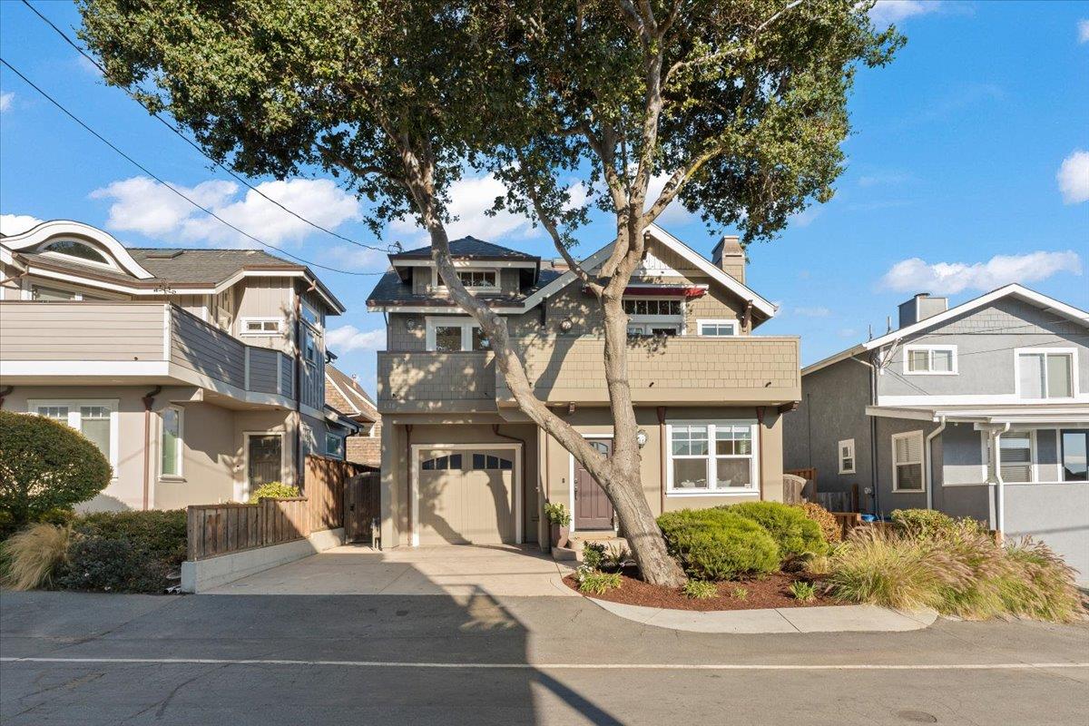440 Lago Ln