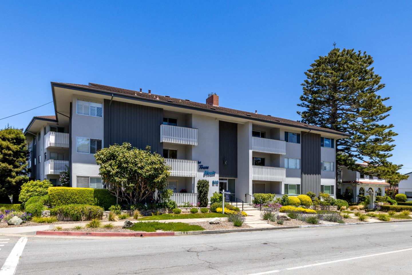 810 Lighthouse Ave