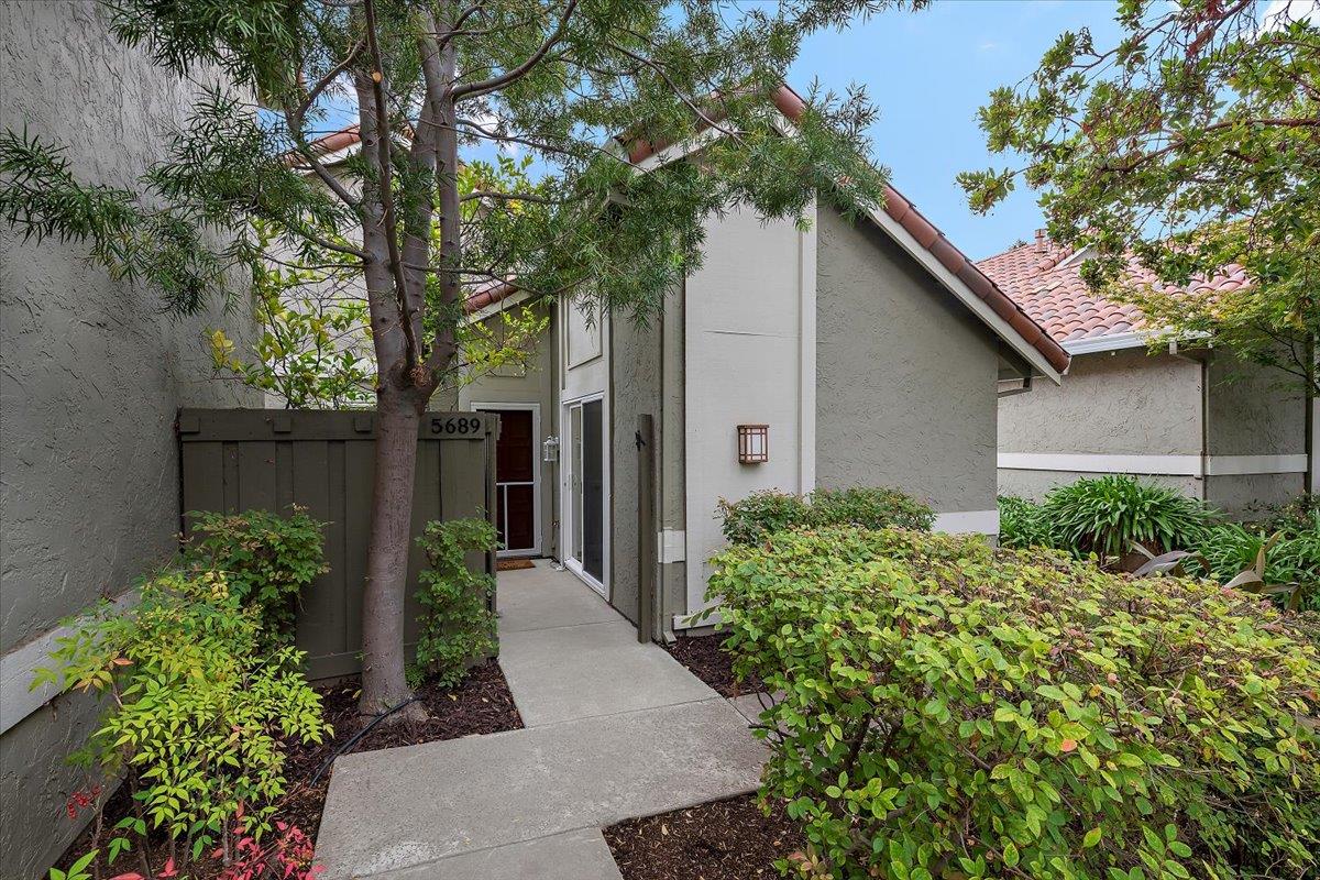 5689 Seifert Ave