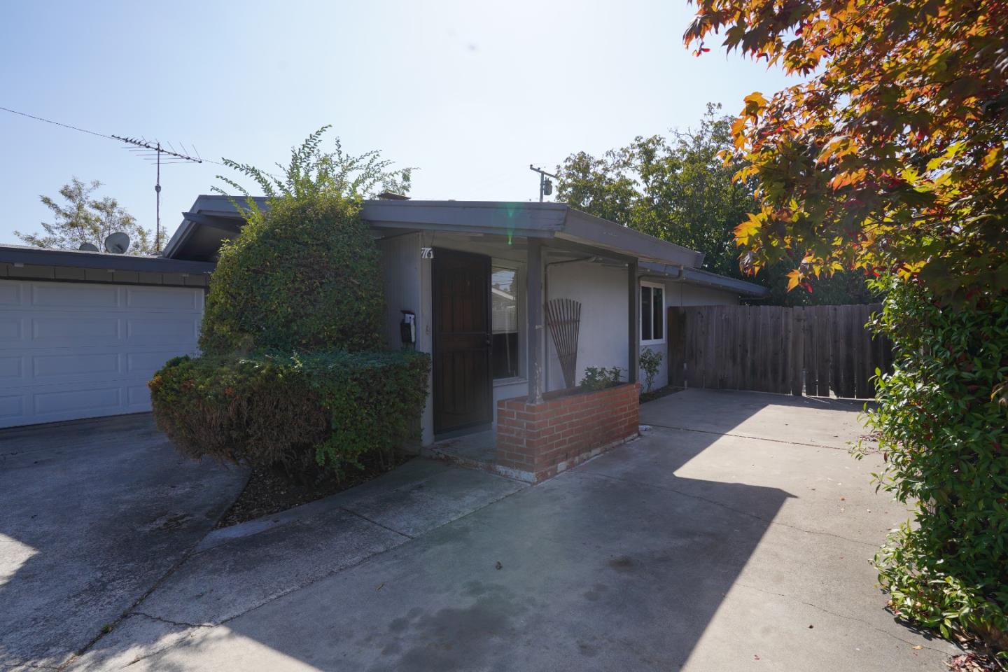 716 Lakechime Dr