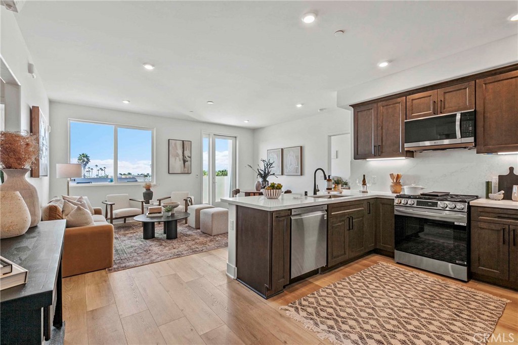 402 W Grand Ave
