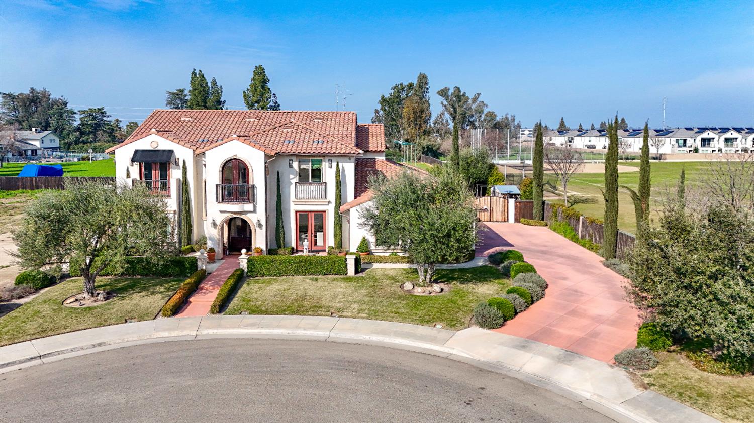 2564 E Sarazen Ave