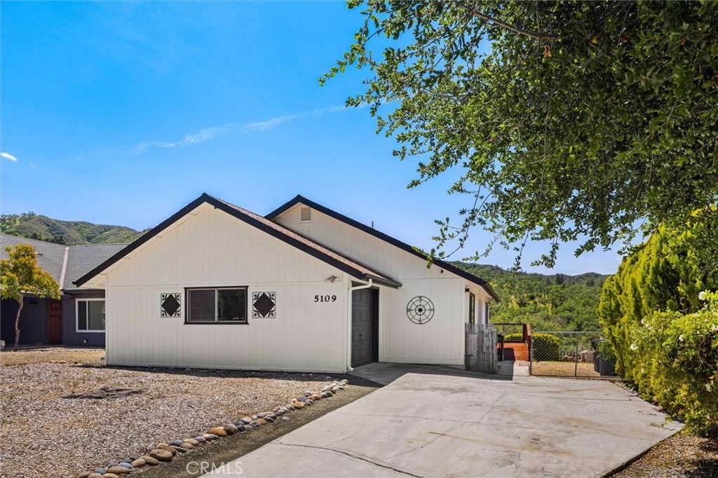 5109 Bluebird Ln