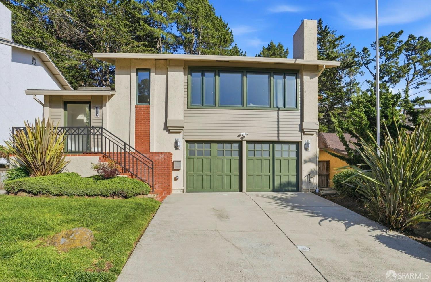 1112 Oddstad Blvd