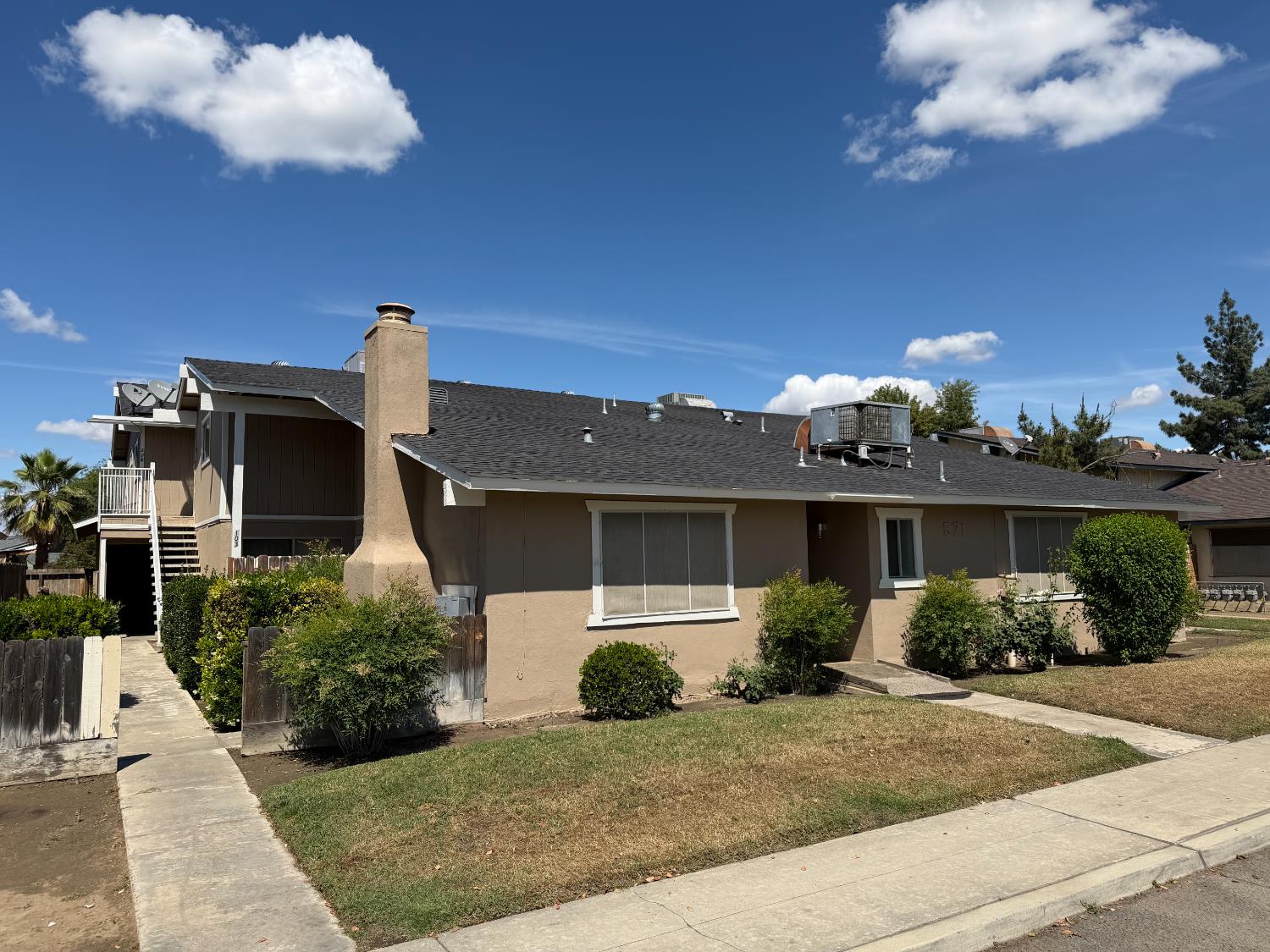 571 W Ashlan Ave