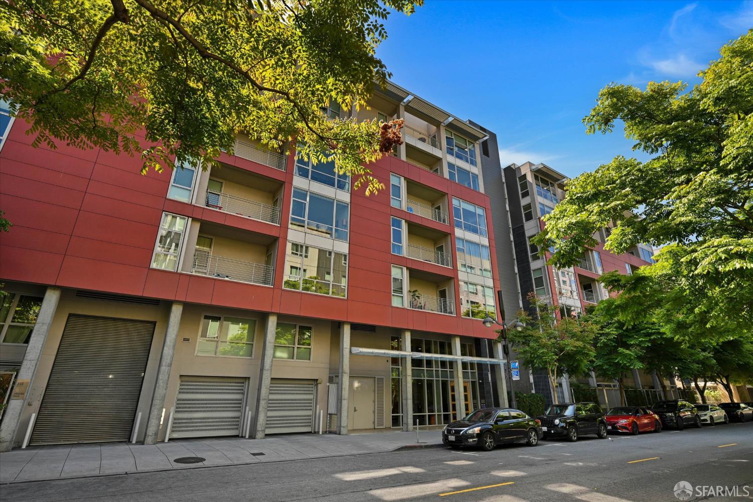 235 Berry St Unit 516