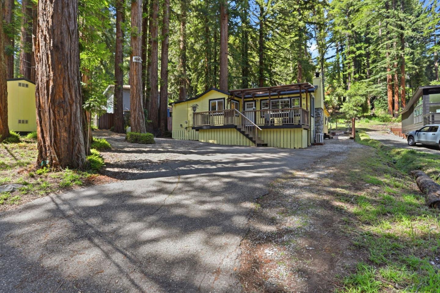 990 Creek Dr