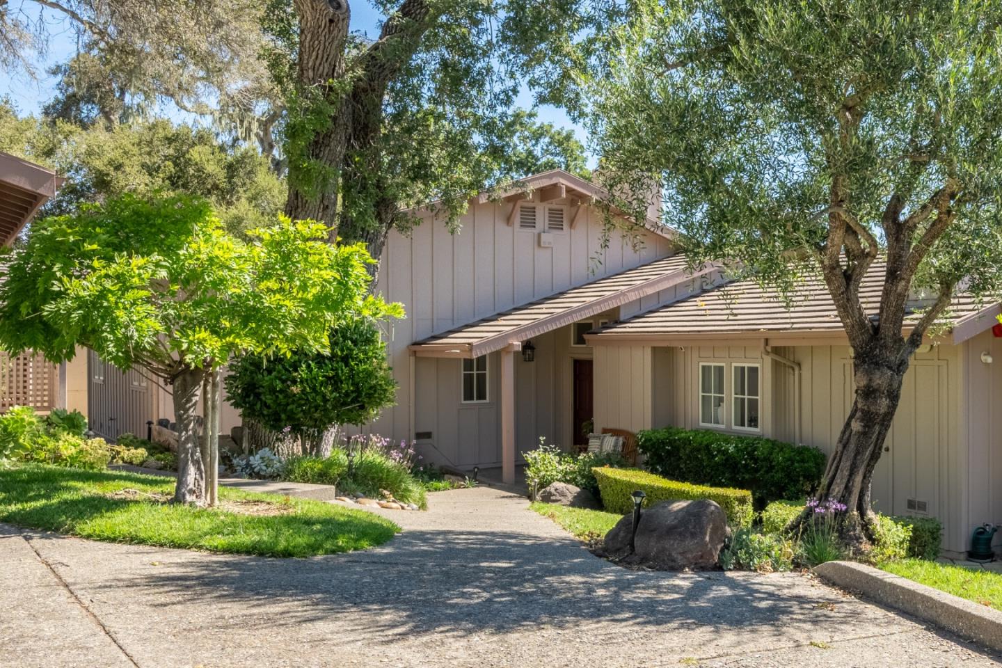 25405 Markham Ln